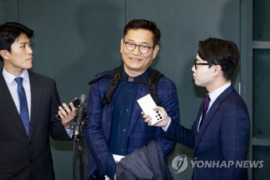 송영길 전 더불어민주당 대표가 24일 오후 인천국제공항 제1여객터미널을 통해 귀국해 취재진 질문에 답하고 있다. 송 전 대표는 22일(현지시간) 프랑스 파리에서 2021년 전당대회 돈 봉투 의혹과 관련해 탈당 의사를 밝힌 뒤 조기 귀국했다.<연합뉴스>